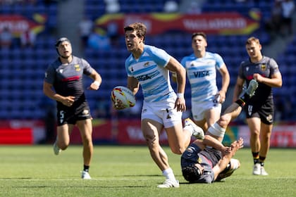 Matteo Graziano avanza con la pelota durante el partido entre los Pumas 7s y Alemania, en Valladolid
