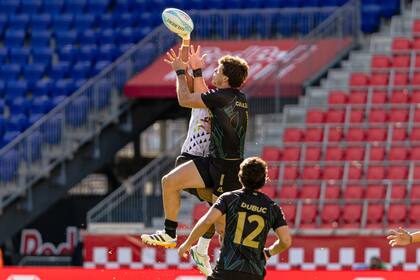 Matteo Graziano salta y Sebastián Dubuc mira durante el encuentro entre los Pumas 7s y Fiji, en el Seven de Nueva York