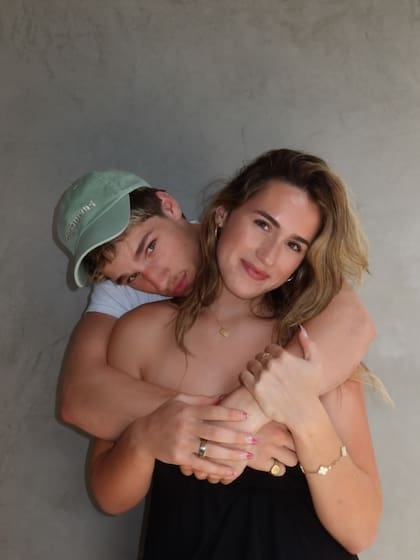 Matteo posa enamorado junto a su novia Sophia