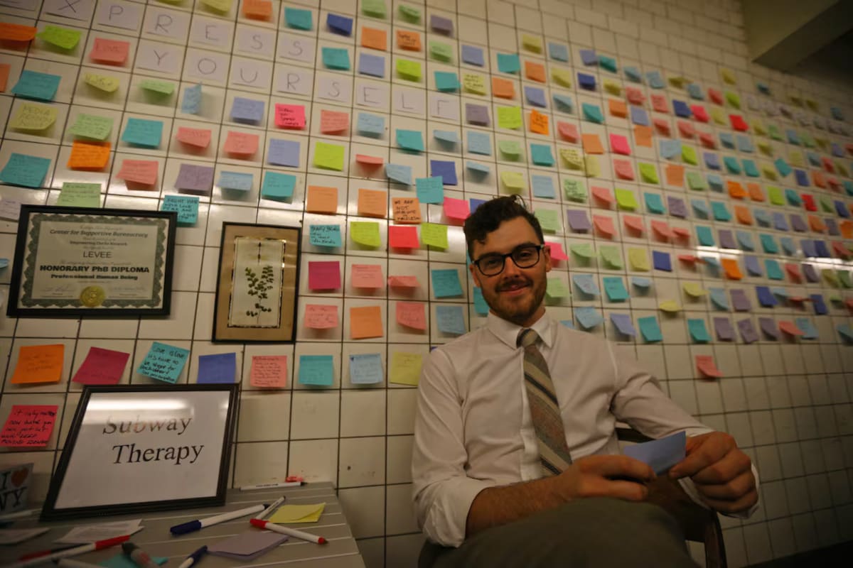 Matthew Chavez en la estación del metro de la Sexta Avenida de Nueva York, en noviembre de 2016