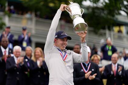 Matthew Fitzpatrick, de Inglaterra, celebra con el trofeo después de ganar el U.S. Open de golf, en The Country Club, el domingo 19 de junio de 2022, en Brookline, Mass. (AP Foto/Charles Krupa)