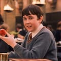 Interpretó al personaje más torpe de Harry Potter y hoy es todo un galán