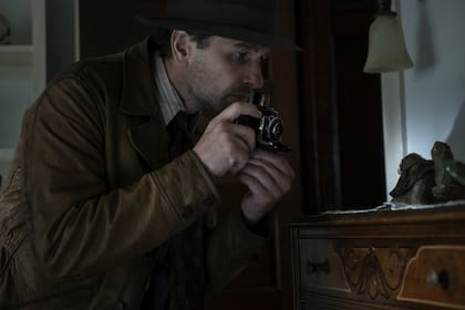 Rhys como Perry Mason; Robert Downey, quien originalmente interpretaría al abogado, ahora es el productor de esta nueva versión que estrena HBO