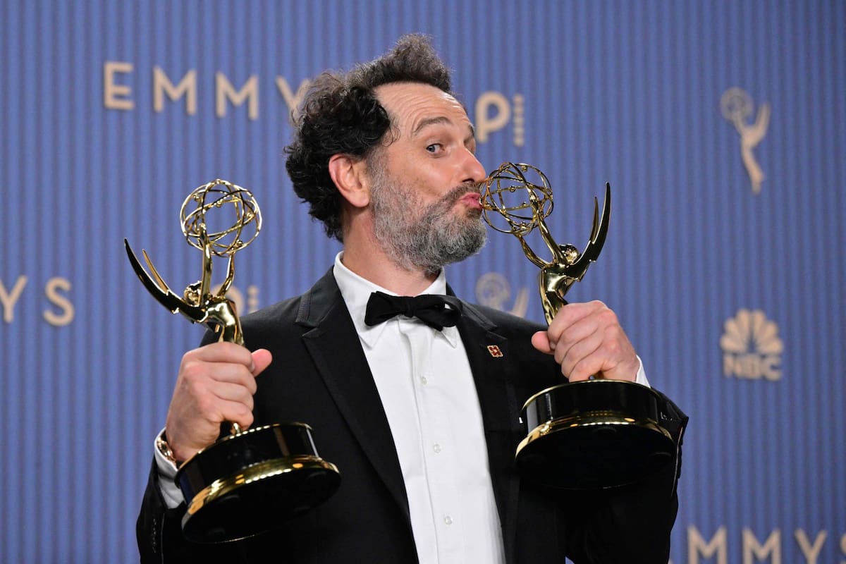 Matthew Rhys hizo historia en los Emmy 2026: se convirtió en el primer intérprete en ganar dos premios por actuaciones protagónicas en una misma edición, gracias a La bestia en mí y La maldición de Widow’s Bay