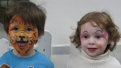 Matthew y Phoebe de niños