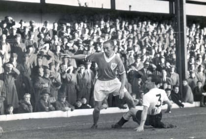 Matthews disputa su primer partido de la temporada con la reserva del Blackpool frente al Derby County, en 1959
