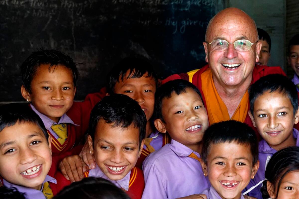 Matthieu Ricard junto a niños