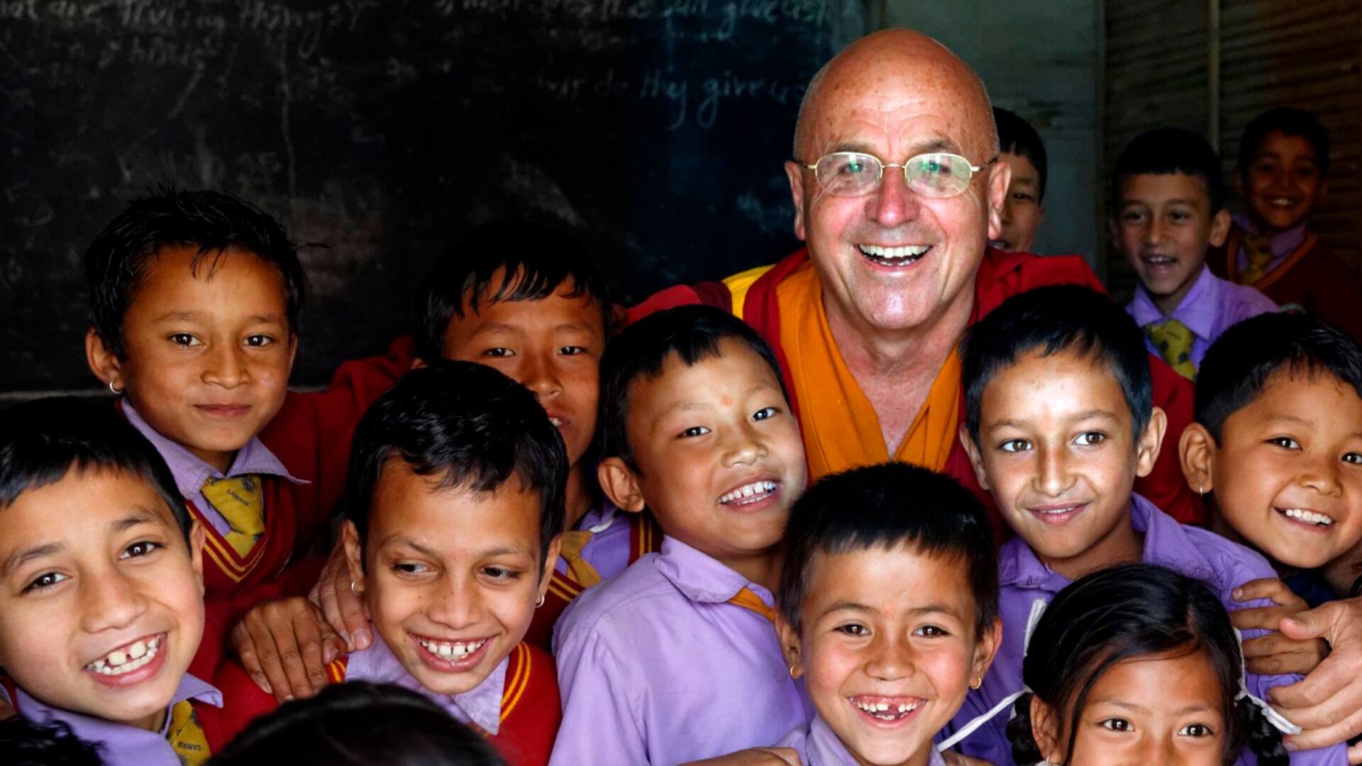 Matthieu Ricard junto a niños