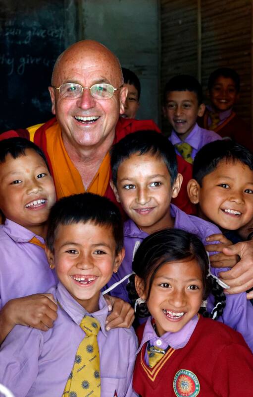 Matthieu Ricard junto a niños