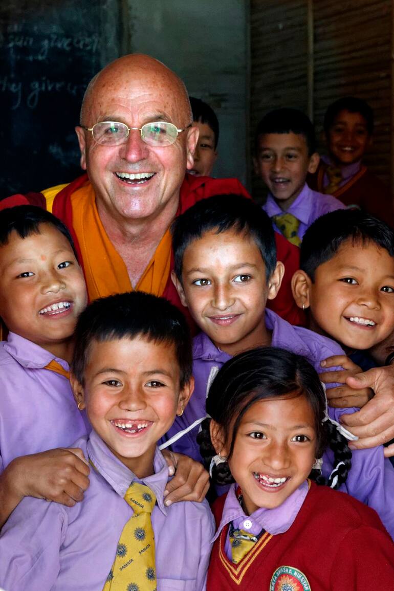 Matthieu Ricard junto a niños