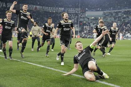 Matthijs De Ligt, el capitán de Ajax, festeja junto a sus compañeros del equipo holandés; el defensor está por pasar a Juventus a cambio de 70.000.000 de euros.