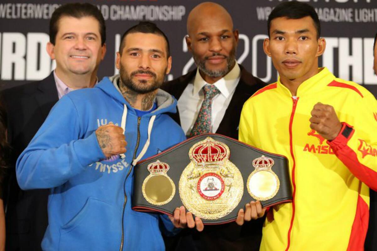 Matthisse y Kiram posan con el cinturón en juego; detrás, un invitado de lujo en el pesaje: Bernard Hopkins, excampeón mundial mediano