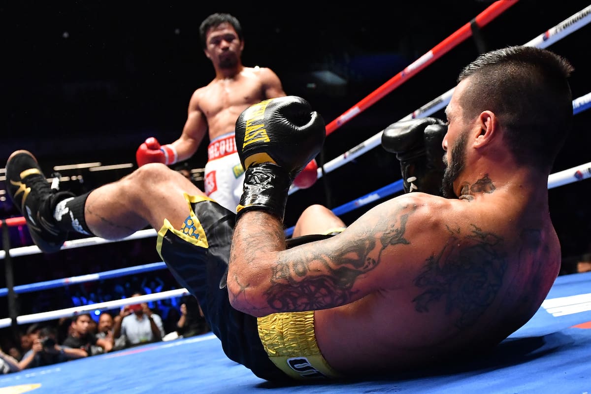 Matthysse en la lona, derribado por Manny Pacquiao.