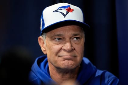Mattingly deja el cuerpo técnico de los Azulejos que renuevan contrato del mánager John Schneider