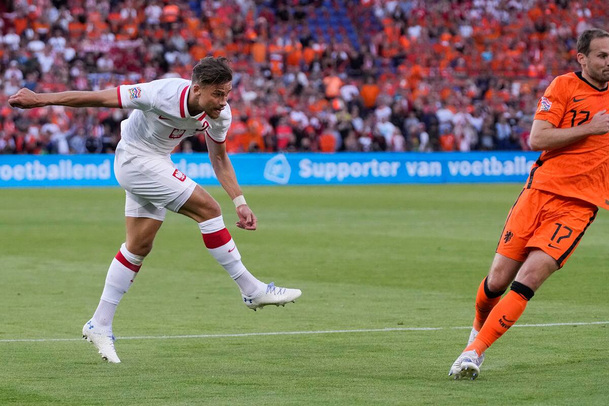 Matty Cash cruza el derechazo que será el primer gol de Polonia