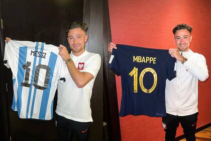Matty Cash posa con las camisetas de Lionel Messi y Kylian Mbappé, después de enfrentarse a ambos con Polonia
