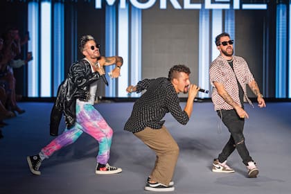 Mau y Ricky Montaner aprovecharon un alto en las grabaciones de La Voz (el reality del que son jurados en nuestro país) y volaron a Miami para dar un pequeño show en el cierre del desfile.