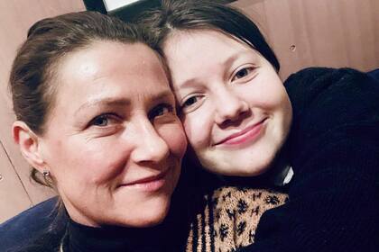 Maud Angelica, la mayor, fue reconocida como la “Mujer más Valiente del Año” por el discurso sobre salud mental y prevención del suicidio que dio en el funeral de su papá.