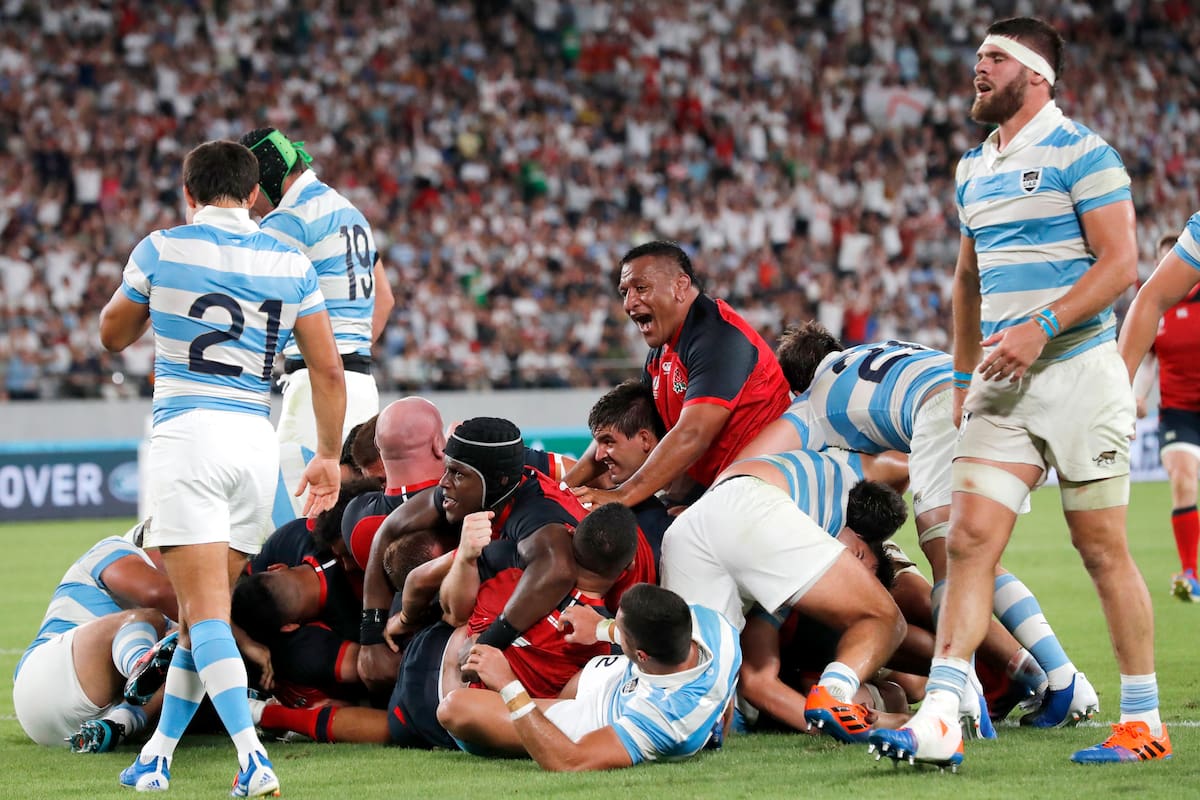 Maul de Inglaterra y try frente a los Pumas; festeja Mako Vunipola después que apoyó Luke Cowan-Dickie