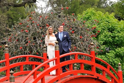 Szeta y Antonini posaron en uno de los característicos puentes del Jardín Japonés