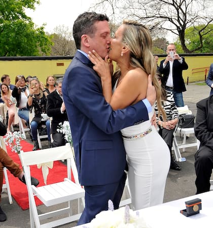 El momento del beso, tras ser declarados marido y mujer