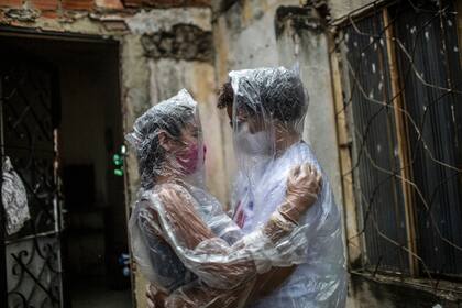 Maura Cristina Silva, derecha, consolaba a una de sus estudiantes en Río de Janeiro este mes.