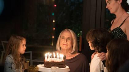 Maura Pfefferman en el festejo de su cumpleaños número 70