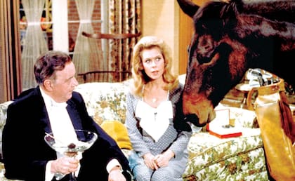 Maurice Evans junto a Elizabeth Montgomery, interpretaban a padre e hija en la serie (Foto: IMDB)