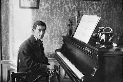 Maurice Ravel al piano, una postal del autor que murió en 1937 y que siguió generando lucrativos ingresos durante las siguientes ocho décadas