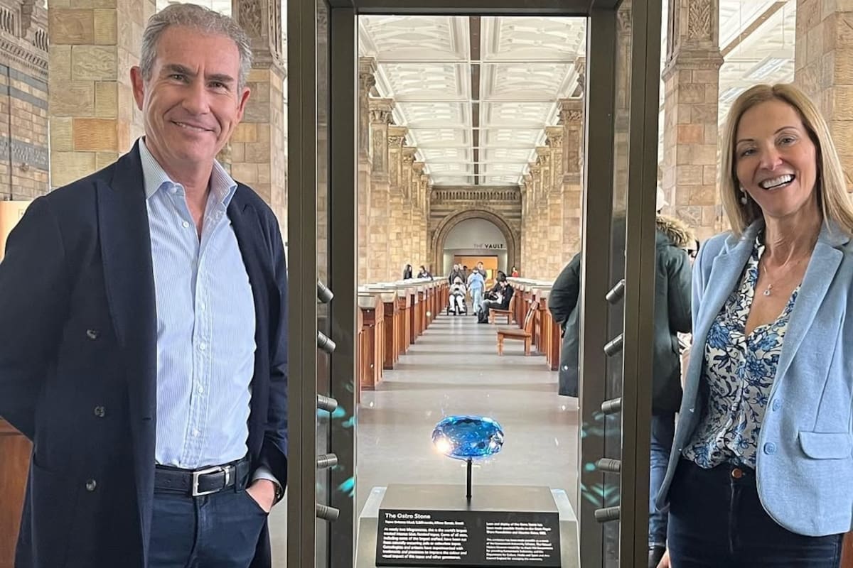 Maurice y Katy Ostro con el topacio azul más grande del mundo