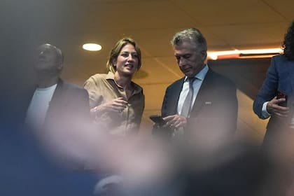 Maurici Macri y Dolores Teuly durante el partido entre Argentina e Inglaterra, en el estadio Mercedes Benz de Atlanta, semifinal de la copa de mundo 2026