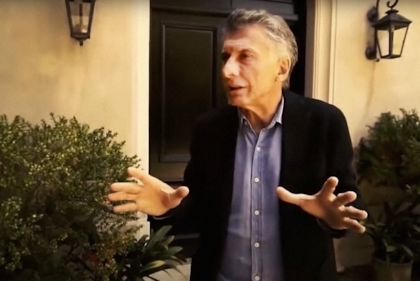 Mauricio Macri, en la puerta de la casa donde vive actualmente, en Acassuso