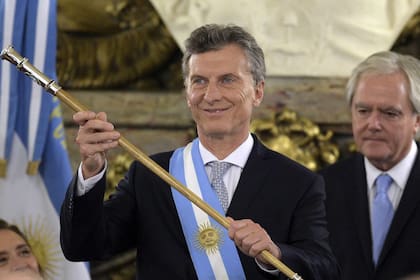 Mauricio Macri eliminó el cepo en su primera semana de gobierno y el dólar pasó de $9,8 a $13,9 en un día