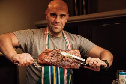 Mauricio Ballato contó algunos tips para hacer el mejor asado del medio: “Primero tener paciencia y segundo lograr sostener el asado, al menos, tres horas y media en la parrilla. Dos horas y media del lado del hueso y una hora del lado de la carne”. Foto/Instagram: @mauricioballato