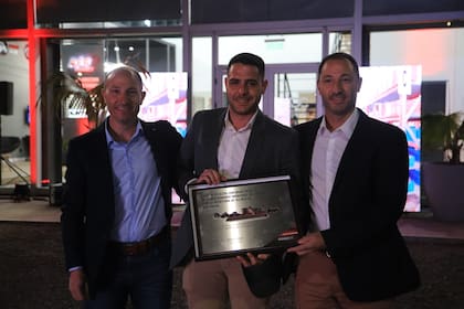 Mauricio Bravo, titular de Máquinas del Centro; Rodrigo Lanciotti, gerente de marketing de Case IH y Maximiliano Bravo, también de Máquinas del Centro