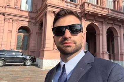 Mauricio Gaspar Novelli, frente a la Casa Rosada