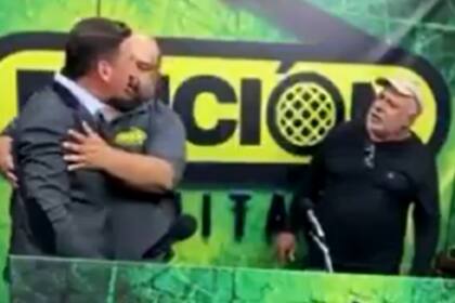 Mauricio González, senador nacional por el Partido Colorado en Uruguay y candidato a la intendencia de la ciudad de Rivera, golpeó a Ricardo Esteves, quien se postula al mismo cargo por el espacio Frente Amplio