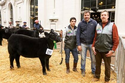 Mauricio Gropp (campera azul) y el decano Conrero