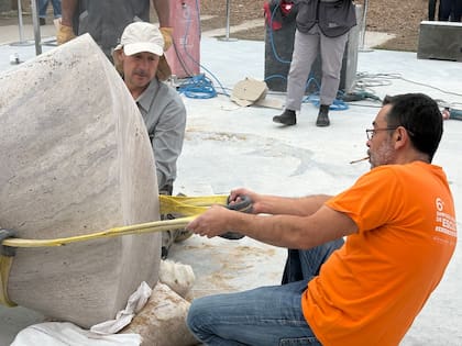 Mauricio Guajardo, de Chile, terminó su obra un día antes, y ayudó a sus compañeros; en la foto, colabora con la puesta en pie de la obra de su par español José Carlos Cabello Millán