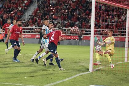 Mauricio Isla convierte, de cabeza, el empate de Independiente ante Atlético Tucumán