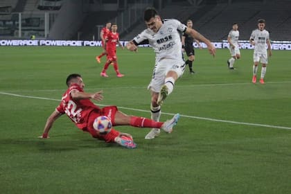 Mauricio Isla en acción durante su debut en Independiente, por la Copa Argentina, frente a Central Córdoba