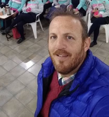 Mauricio junto a sus alumnos en plena clase