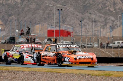 Mauricio Lambiris (Ford) perseguido por Germán Todino (Torino): la batalla tuvo una maniobra polémica en el giro ocho y siete vueltas más tarde, el uruguayo perdió el liderazgo y así la posibilidad de ser el primer piloto extranjero en ser campeón de Turismo Carretera; repitió la experiencia de Mariano Werner en 2010: sumó más puntos que nadie en la Copa de Oro pero le faltó cumplir con el requisito de la victoria para ser el monarca