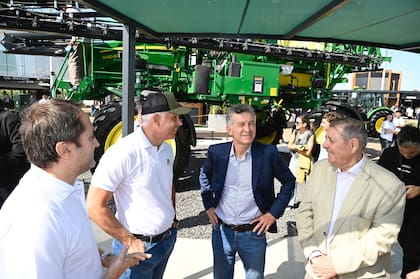 Mauricio Macri, acompañado del senador de Pro Alfredo De Angeli, recorre el stand de John Deere, en la primera jornada de Expoagro