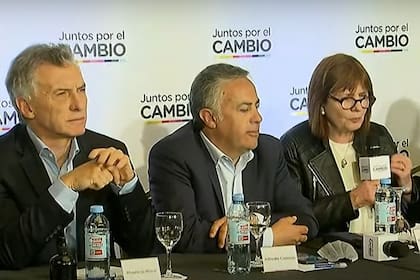 Mauricio Macri, Alfredo Cornejo, Patricia Bullrich, Maximiliano Ferraro y Horacio Rodríguez Larreta, en la mesa nacional de Juntos por el Cambio el día que Bullrich anunció el comité electoral en la cumbre que reunió a los candidatos de todo el país