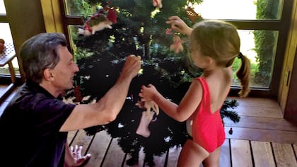 Mauricio Macri arma el árbol de Navidad con su hija Antonia
