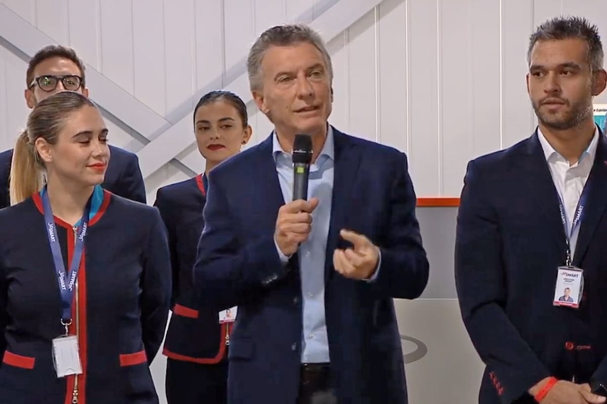 Mauricio Macri asiste a la partida del primer vuelo de la low cost JetSmart