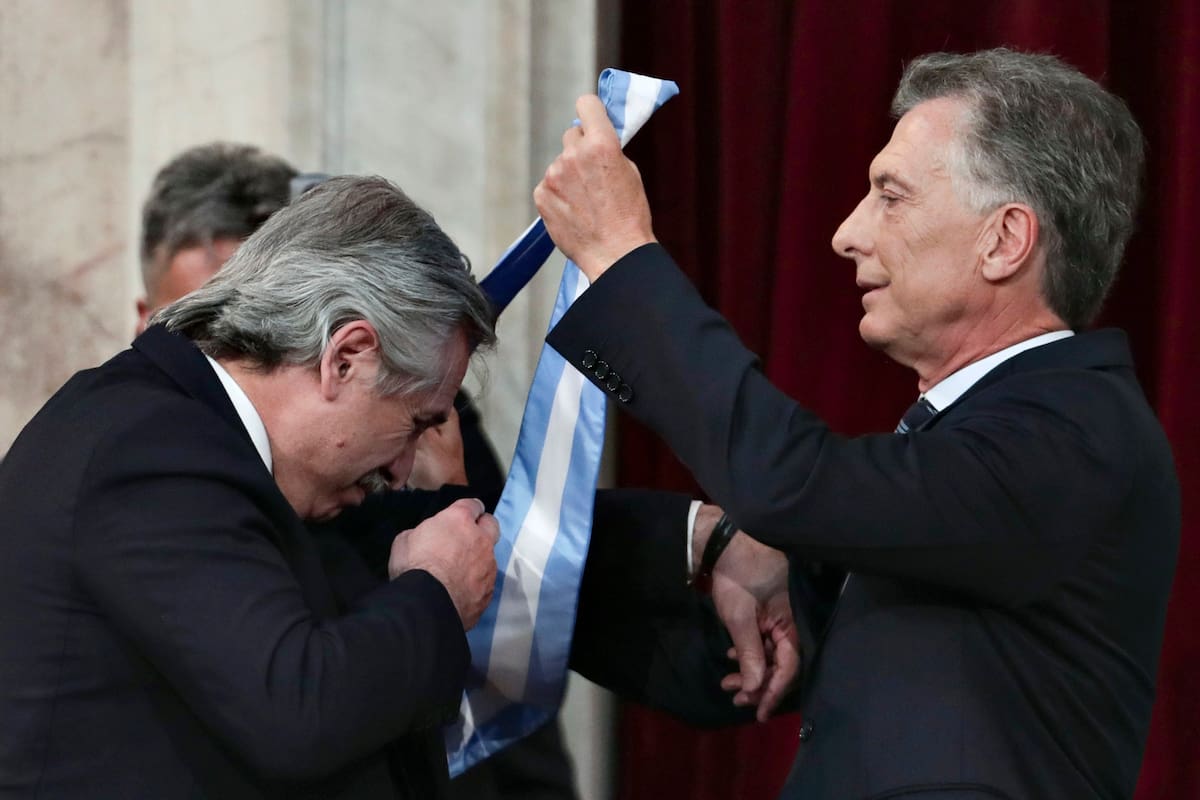 Mauricio Macri coloca la banda el presidente Alberto Fernández