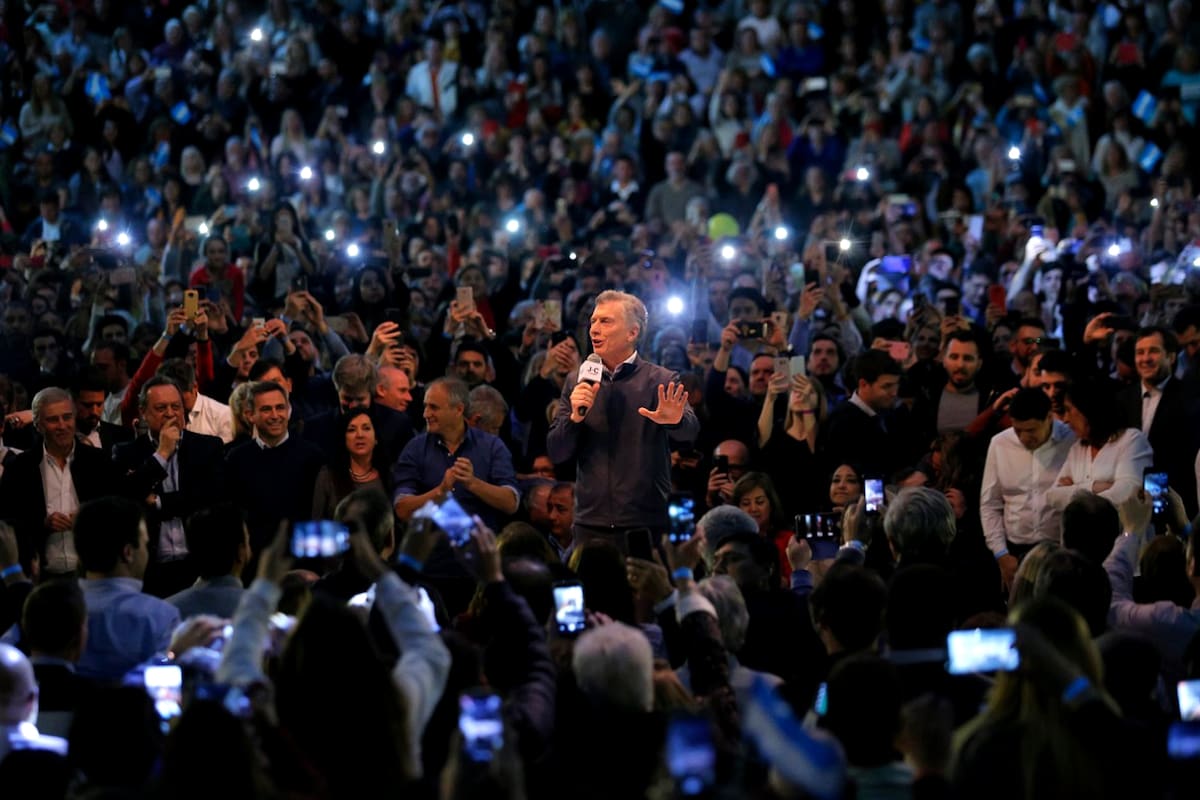 Mauricio Macri con el público de fondo durante el acto en Córdoba