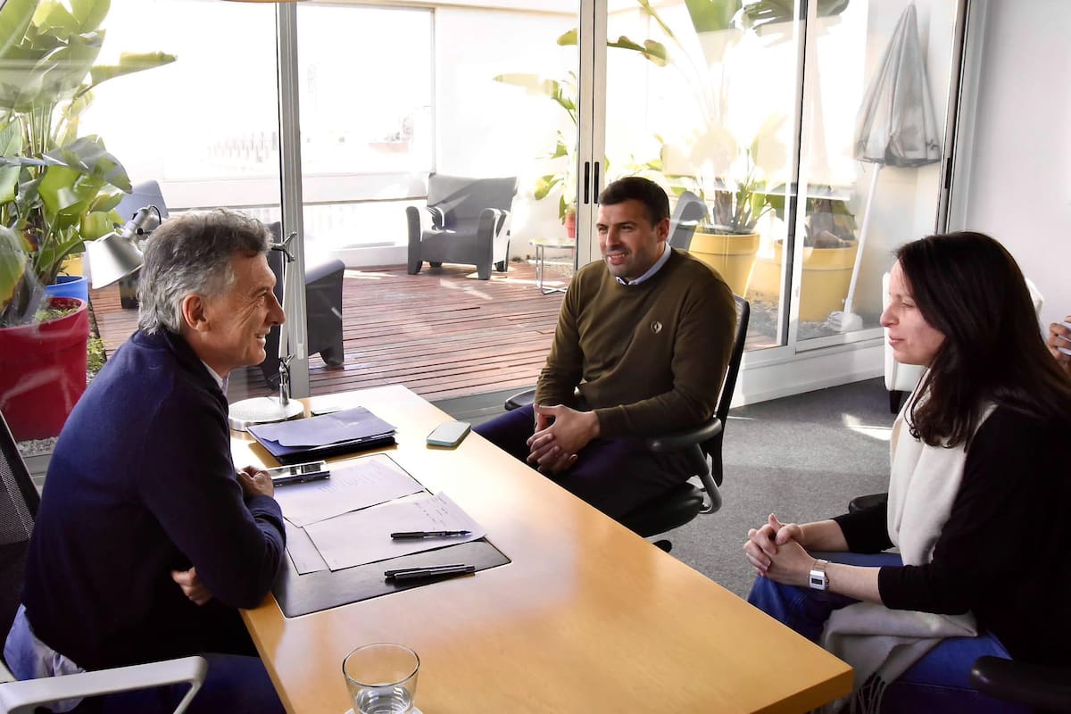 Mauricio Macri, con el secretario general de Pro, Facundo Pérez Carletti, y la intendenta de Vicente López y vicepresidenta del partido, Soledad Martínez